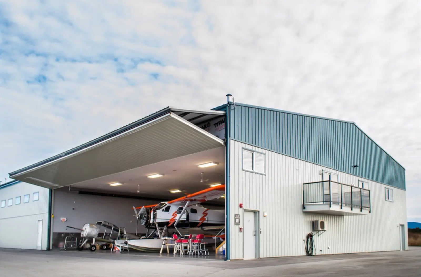 Commercial FBO aircraft steel hangar
