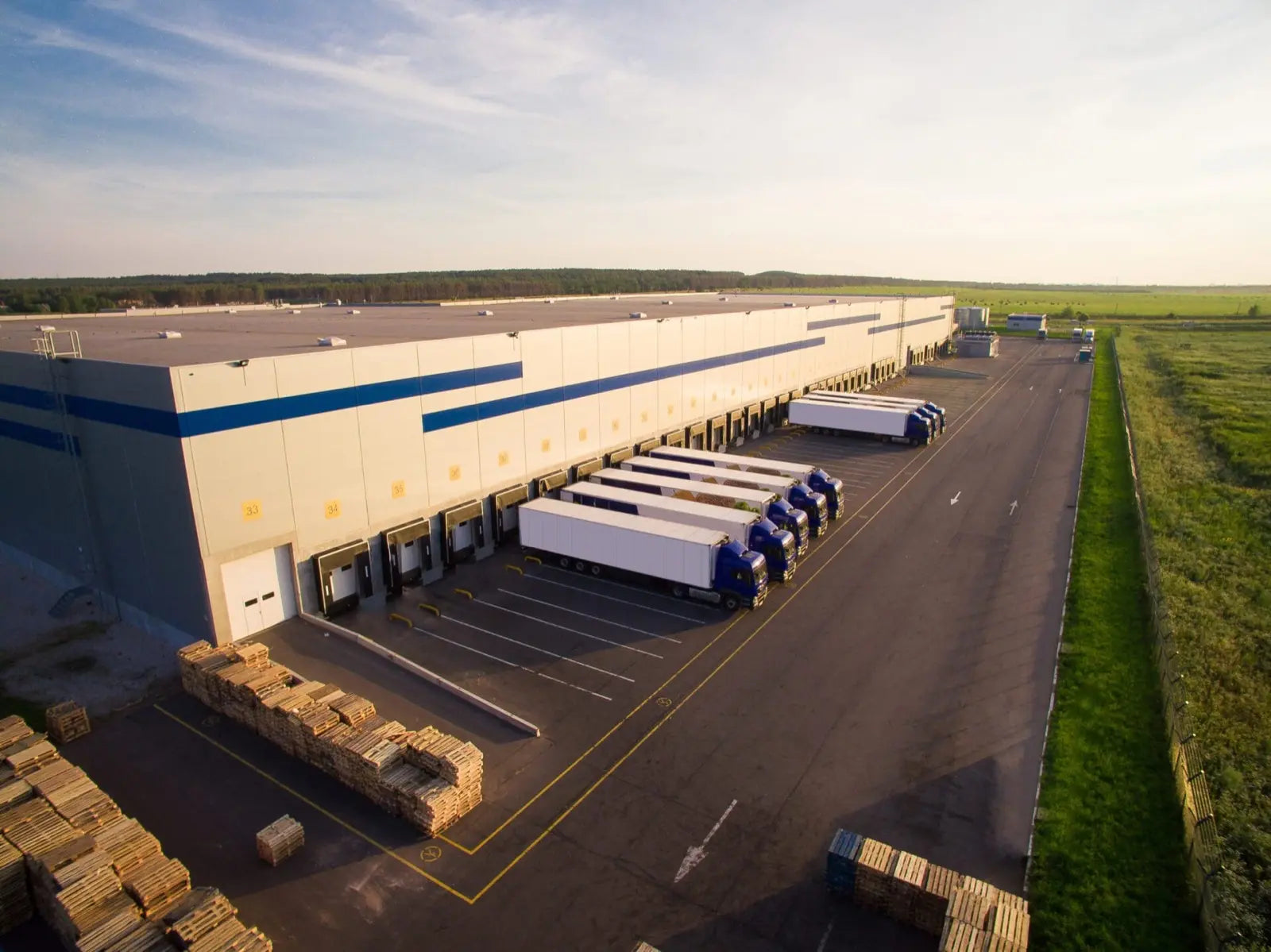 Commercial cross-dock steel warehouse