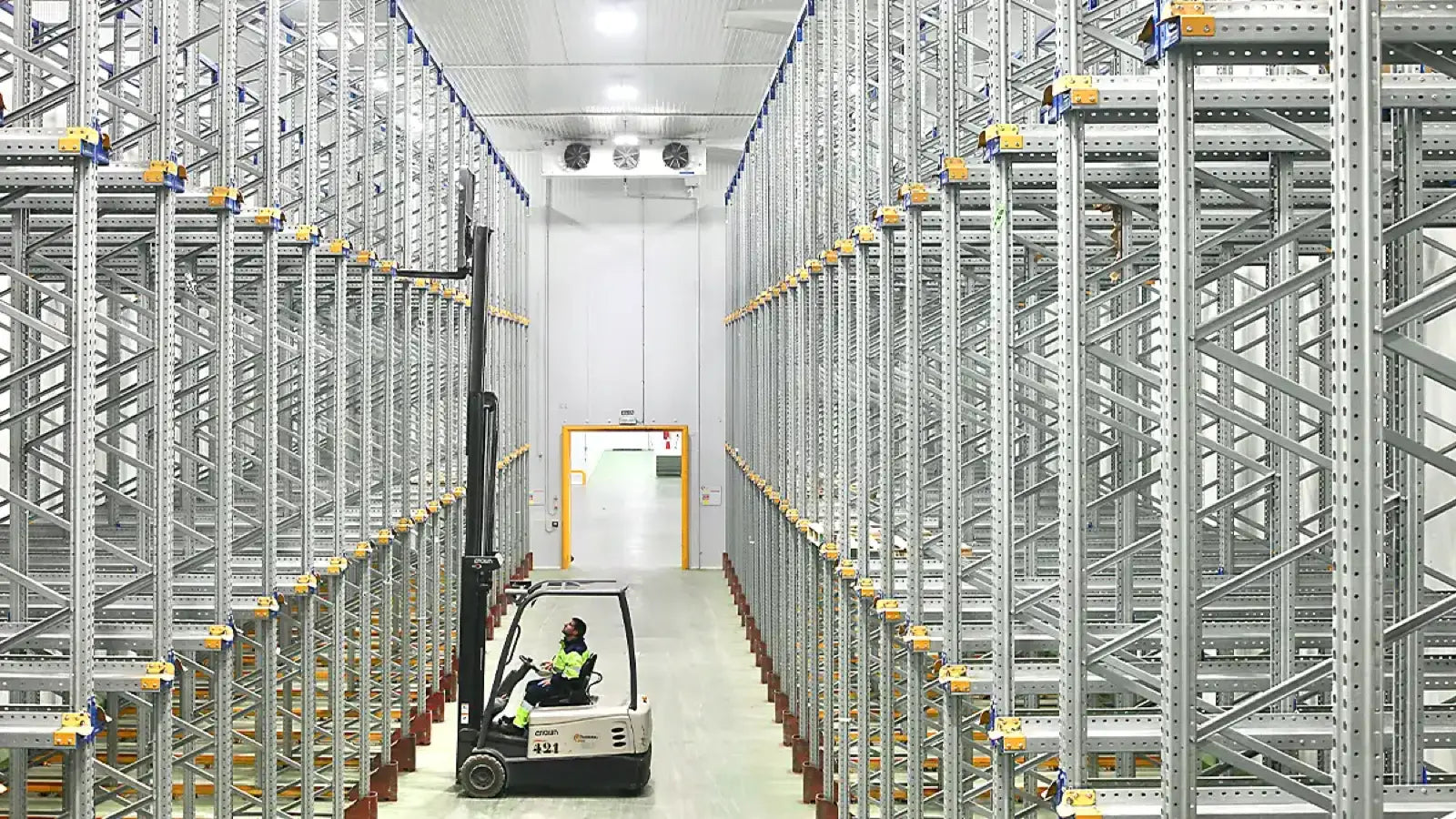 Commercial cold storage steel warehouse